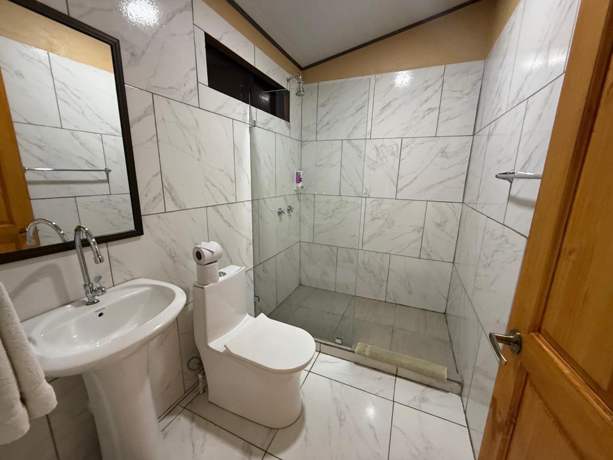 Hotel Uran Rivas المظهر الخارجي الصورة